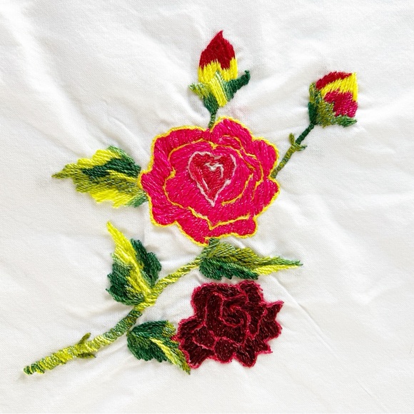 Vintage pillow case sham with hand embroidered roses and pink crocheted trim - 2 - Picture 3 of 6